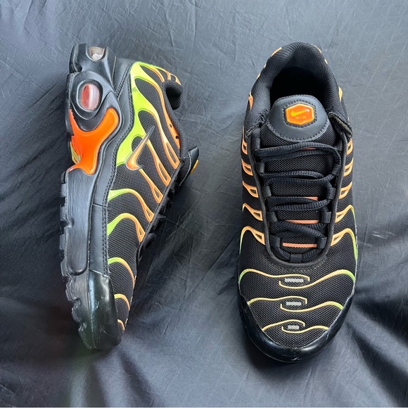 NIKE AIR MAX PLUS BLACK VOLT TOTAL ORANGE 2018 SZ 7Y 655020-084 - Picture 1 of 6